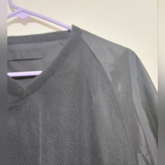 IZOD sizeM Black Men's Pull Over Wind Breaker. Fully Lined in Mesh Material. - Picture 6 of 16